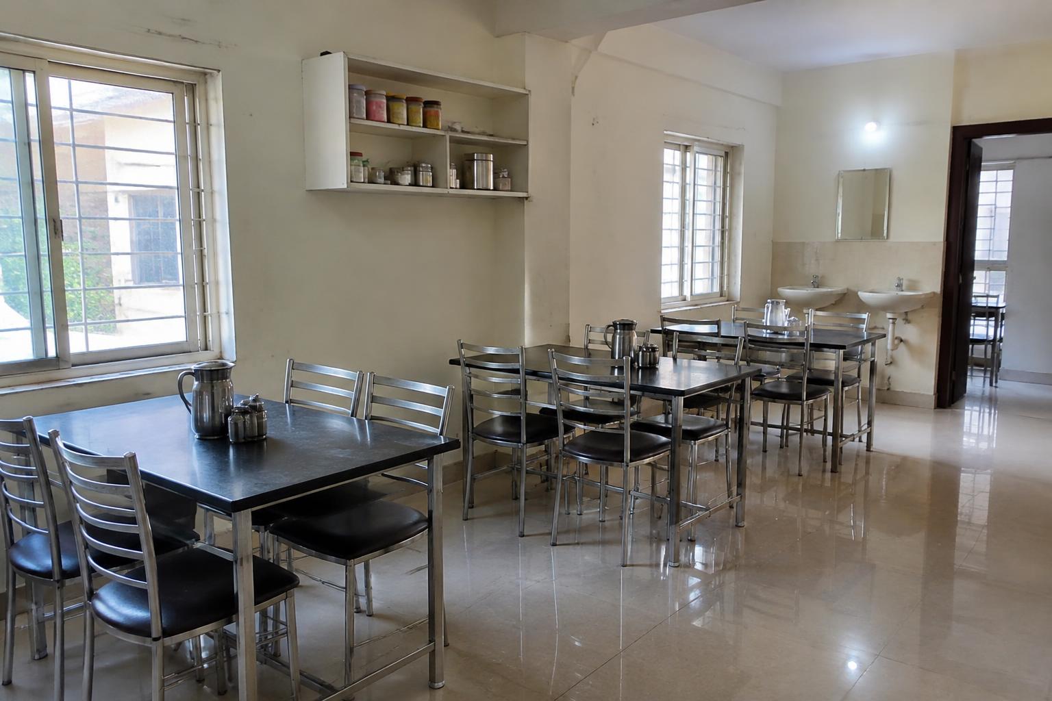 PG Rooms in Haladva, Surat in Haladva